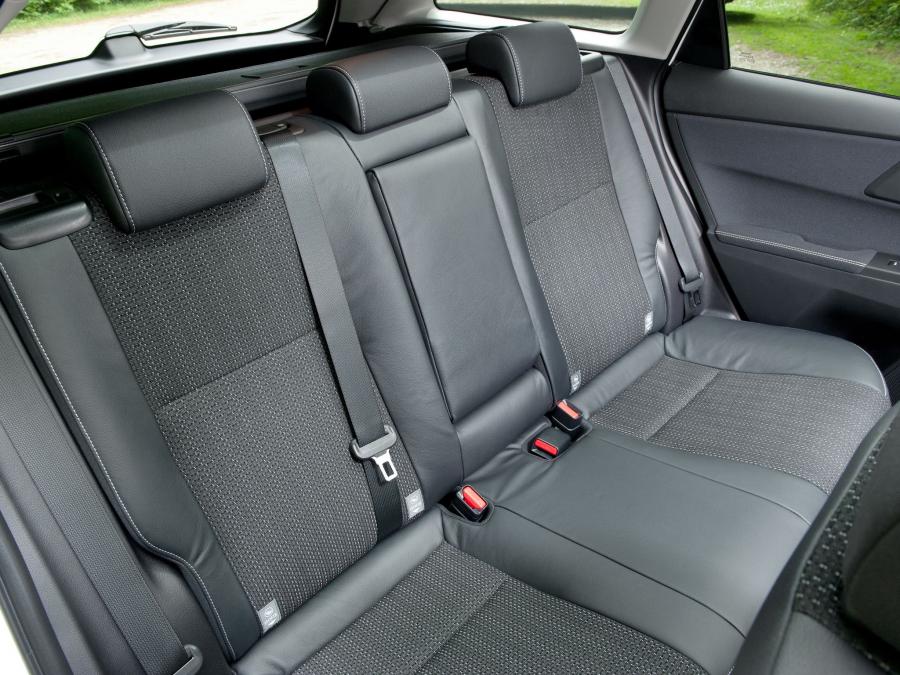  Toyota Auris Touring Sports Hybrid 2013 года  (UK) (фото 16 из 25)